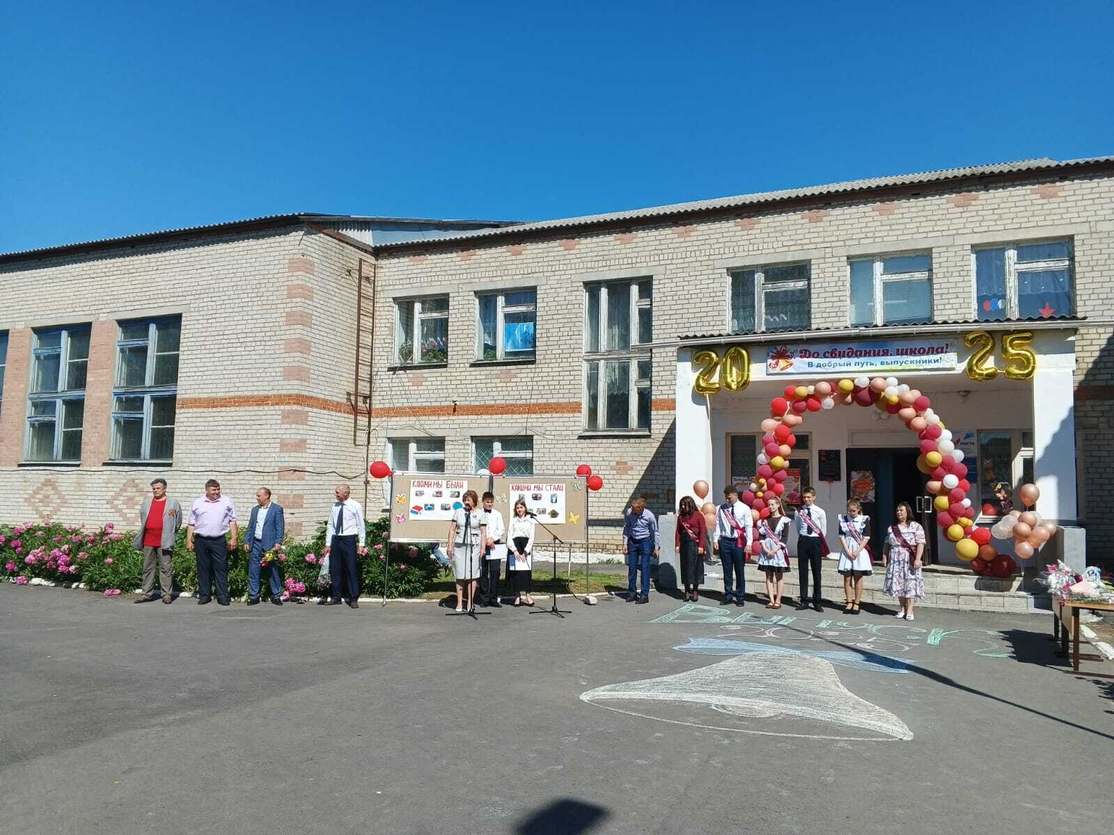 Последний звонок в Дерезовской школе.