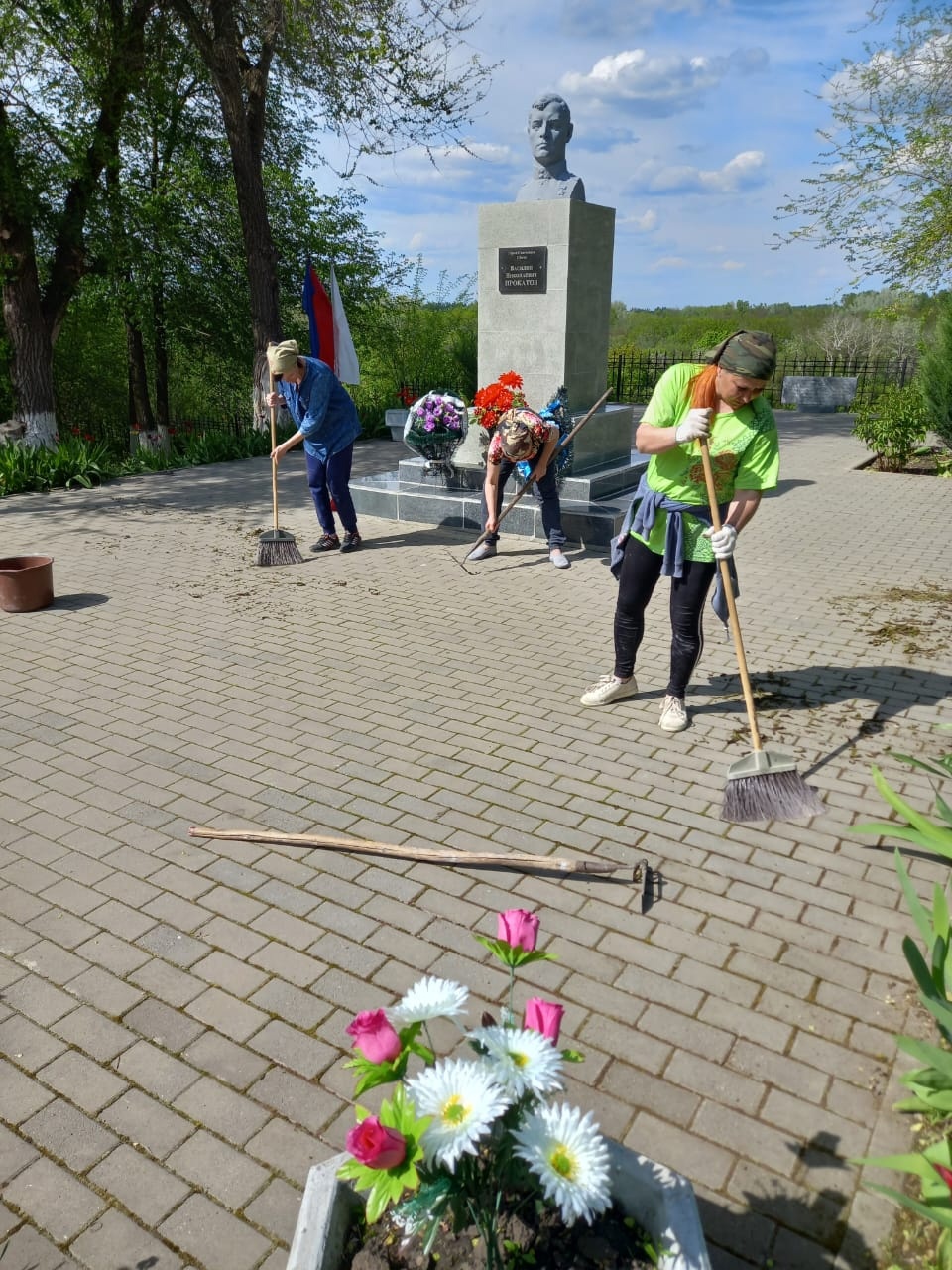 Закончены работы по уборке братского захоронения и памятных мест погибшим односельчанам.